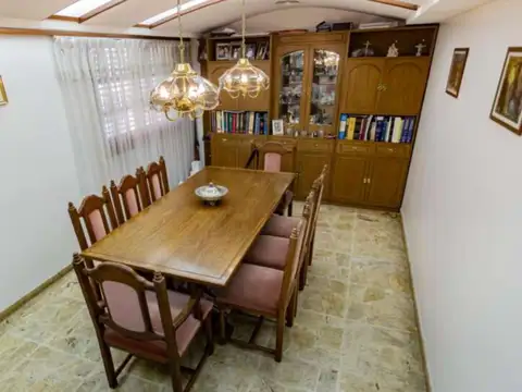Casa 6 ambientes con 4 baños