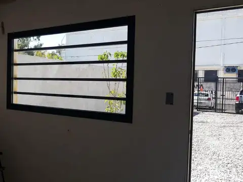 ALQUILER PREDIO CERRADO CON OFICINA Intendente Mango al 700