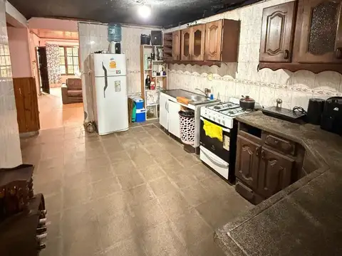Casa de dos dormitorios con patio, galpon y cochera doble
