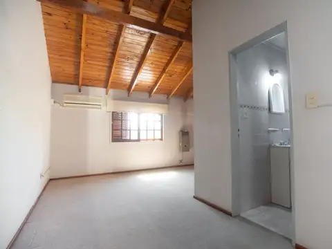TRIPLEX 5 AMB C/DEP JARDIN Y 2 COCHERAS A/CREDITO