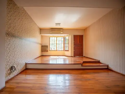 TRIPLEX 5 AMB C/DEP JARDIN Y 2 COCHERAS A/CREDITO
