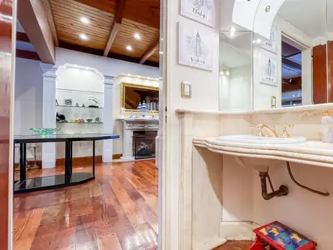 Casa en Alquiler con 6 cocheras