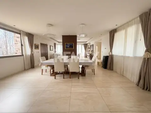 Casa 8 ambientes con 3 baños