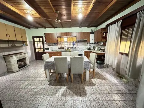 Casa 4 ambientes con 2 baños