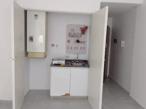 Excelente monoambiente reciclado, muy luminoso, muy buen estado.