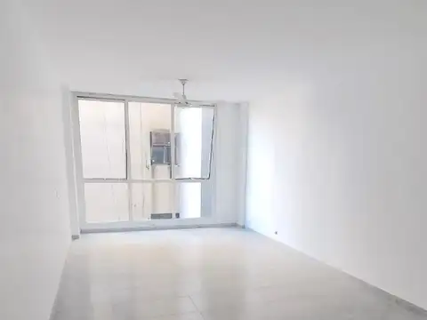 Excelente monoambiente reciclado, muy luminoso, muy buen estado.
