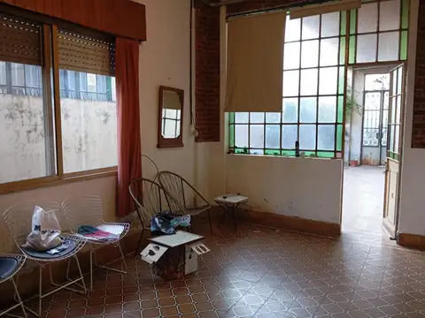 Casa 3 ambientes al frente c/galería y jardín