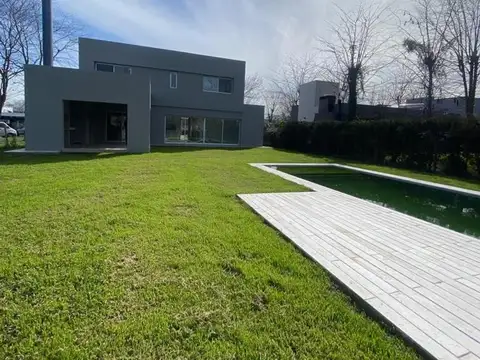 Casa 6 ambientes con 4 baños