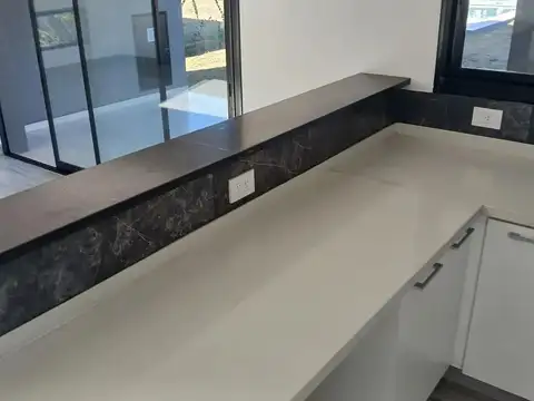 ALQUILER – ESPECTACULAR CASA 5 AMBIENTES EN BARRIO PRIVADO – ¡A ESTRENAR!