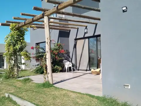 Casa en Alquiler Temporal con 2 cocheras