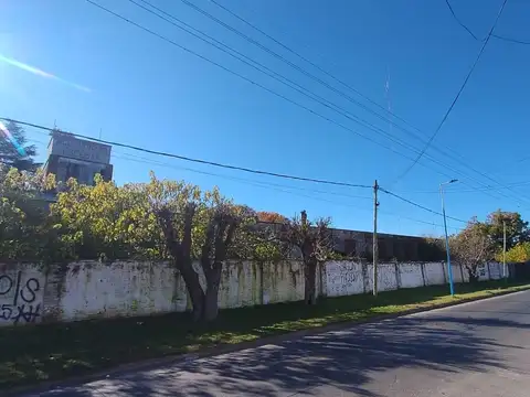 Deposito 4500m² sobre 10500m² de terreno, en la Calle Italia, Escobar.