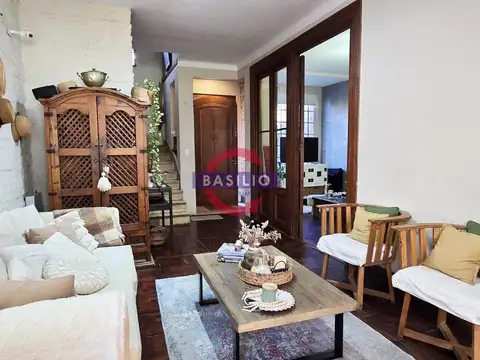Casa 7 ambientes con 2 baños