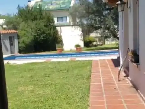 CASA EN ALQUILER  APTO USO COMERCIAL