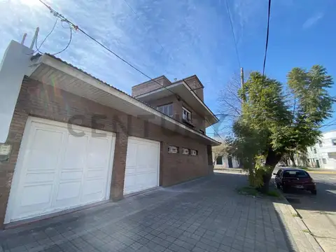 Casas en venta en La Plata, 4 dormitorios con pileta