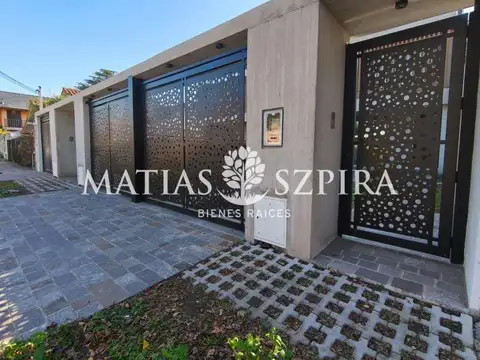 Casa en Venta con 2 cocheras