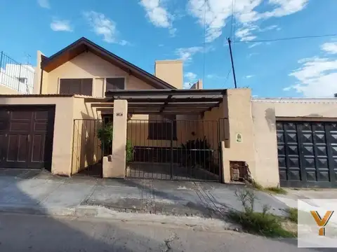 Casa en venta - 2 Dormitorios 2 Baños - 85mts2 - Quilmes