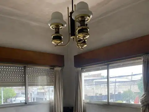 Dos departamentos, un garage y local. Ideal inversor.