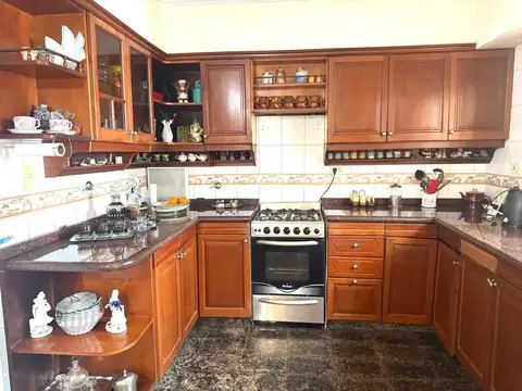 Venta casa 3 dormitorios, cochera y patio - IRIONDO Y ZABALLOS