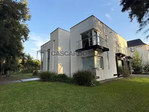 Casa en Venta con 2 cocheras