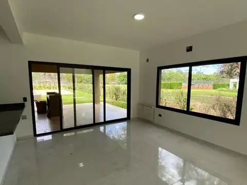 Casa 4 ambientes con 4 baños