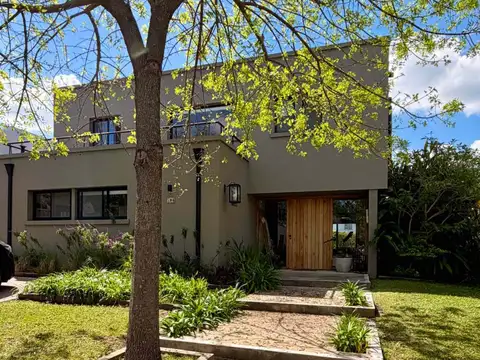 Venta casa 5 ambientes La Comarca interna A/crédt