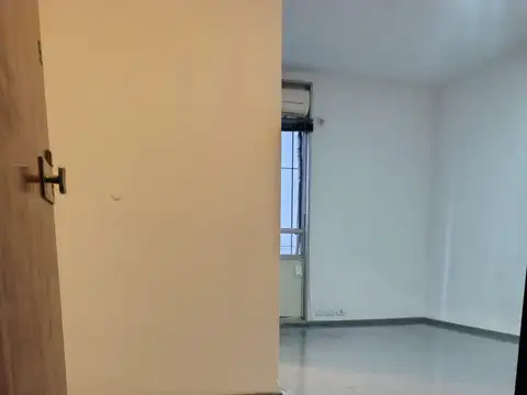 DUEÑO VENDE EXCELENTE OFICINA DE 3 AMBIENTES CON COCHERA FIJA APTO CREDITO