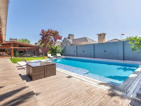 Casa 5 ambientes con 4 baños