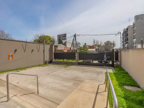 ALQUILER! IMPORTANTE EDIFICIO C/SALON, OFICINAS Y COCHERAS!