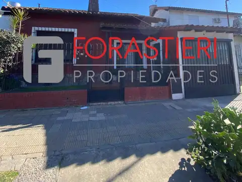 CASA A LA VENTA DE 3 AMBIENTES CON JARDIN Y QUINCHO EN BECCAR