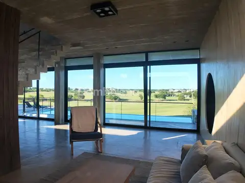 Casa 6 ambientes con 5 baños