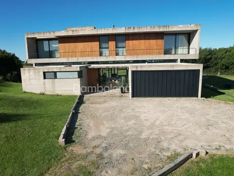 Casa en Venta en Barrio Golf 2, USD 800.000