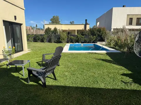 Casa 4 ambientes con 2 baños