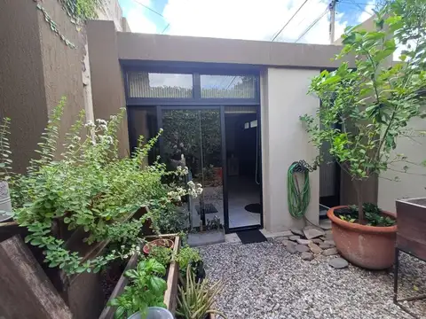 VENTA/CASA MODERNA/B° PIZZURNO/3 DORMITORIOS/SERV.