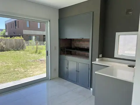 Casa en Alquiler con 2 cocheras