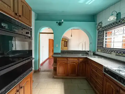 VENTA – GRAN CASA 3 AMBIENTES – CASTELAR CENTRO