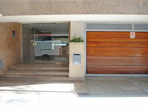 Ayacucho y P. de Melo -Ideal consultorio - 45m2 - luminoso - APTO PROF.