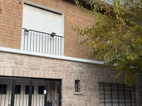 CASA 4 AMBIENTES CON DEPENDENCIA GARAJE PATIO Y TERRAZA