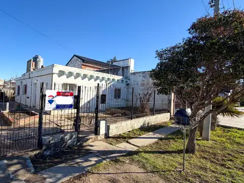 RETASADO - CASA 3 DORMITORIOS A MTS DE AV. CANADA