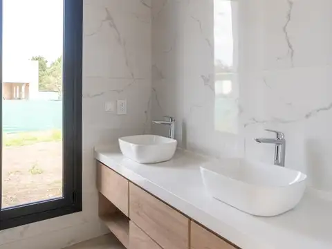 Casa 4 ambientes con 2 baños