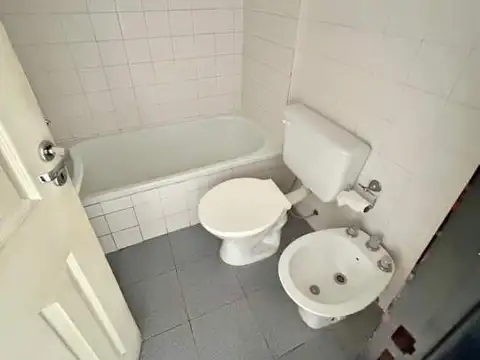 Av. CORDOBA al 4800. Alquiler de gran Monoambiente con Balcón Al Frente. Expensas $ 155.000