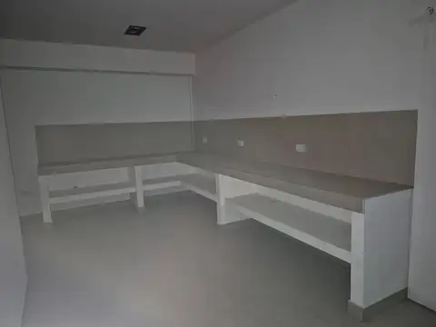 Pje Zorrilla 100, Piso Planta Baj