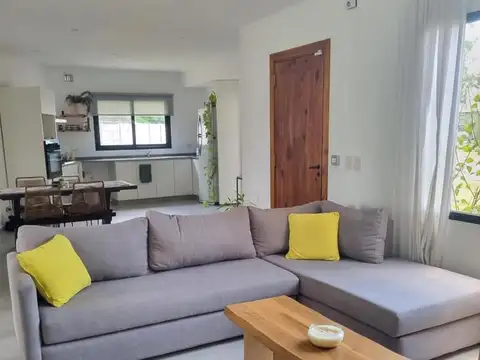 Casa en Alquiler con 2 cocheras