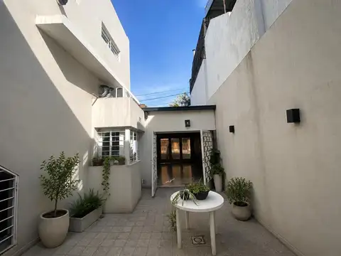 Casa 8 ambientes con 2 baños