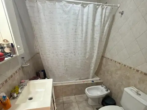 CASA 4 AMBIENTES CON COCHERA, QUINCHO Y TERRAZA EN VENTA