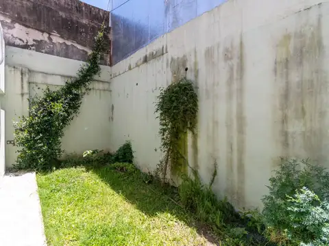 VENTA CASA DE PASILLO, DOS DORMITORIO, B° LA SEXTA