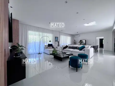 Casa en Venta con 2 cocheras