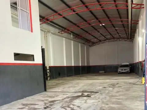 ALQUILER - EXCELENTE GALPON 420 m2 - CON OFICINA y VESTUARIO