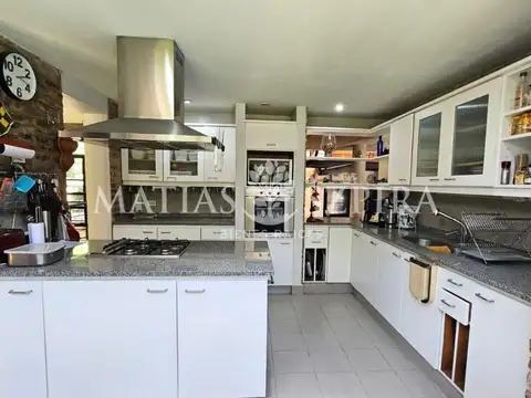 Casa en Venta con 3 cocheras