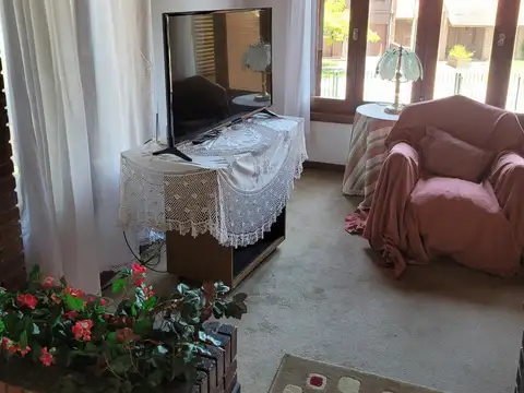 CHALET 6 AMBIENTES EN 3 PLANTAS CON GRAN PARQUE