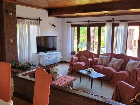 Casa 6 ambientes con 3 baños